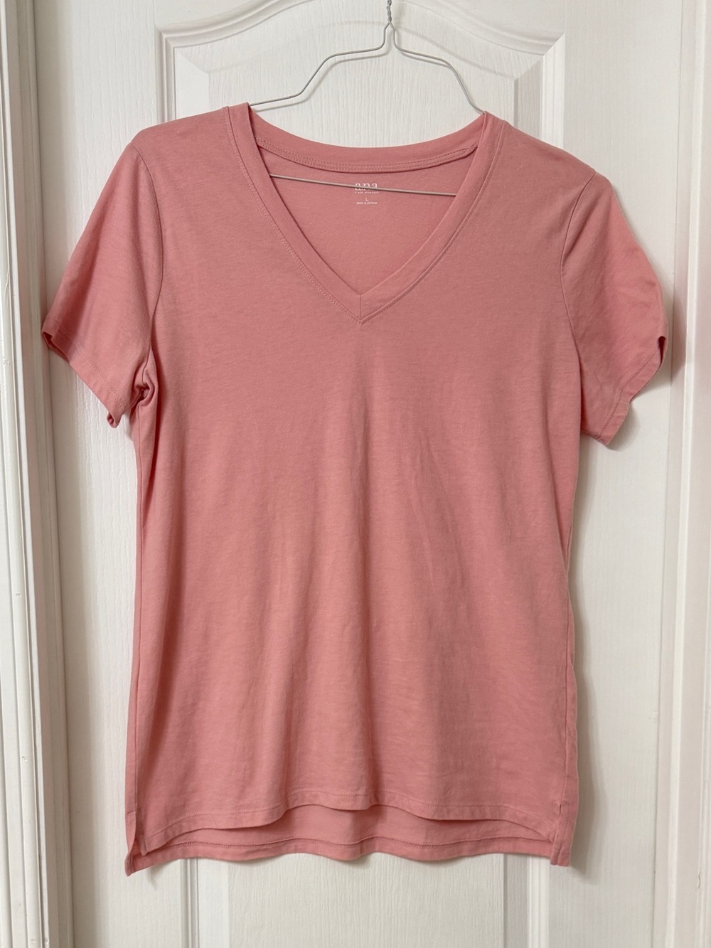 Ana short sleeve V-neck t-shirt soft dusty rose pink  size L